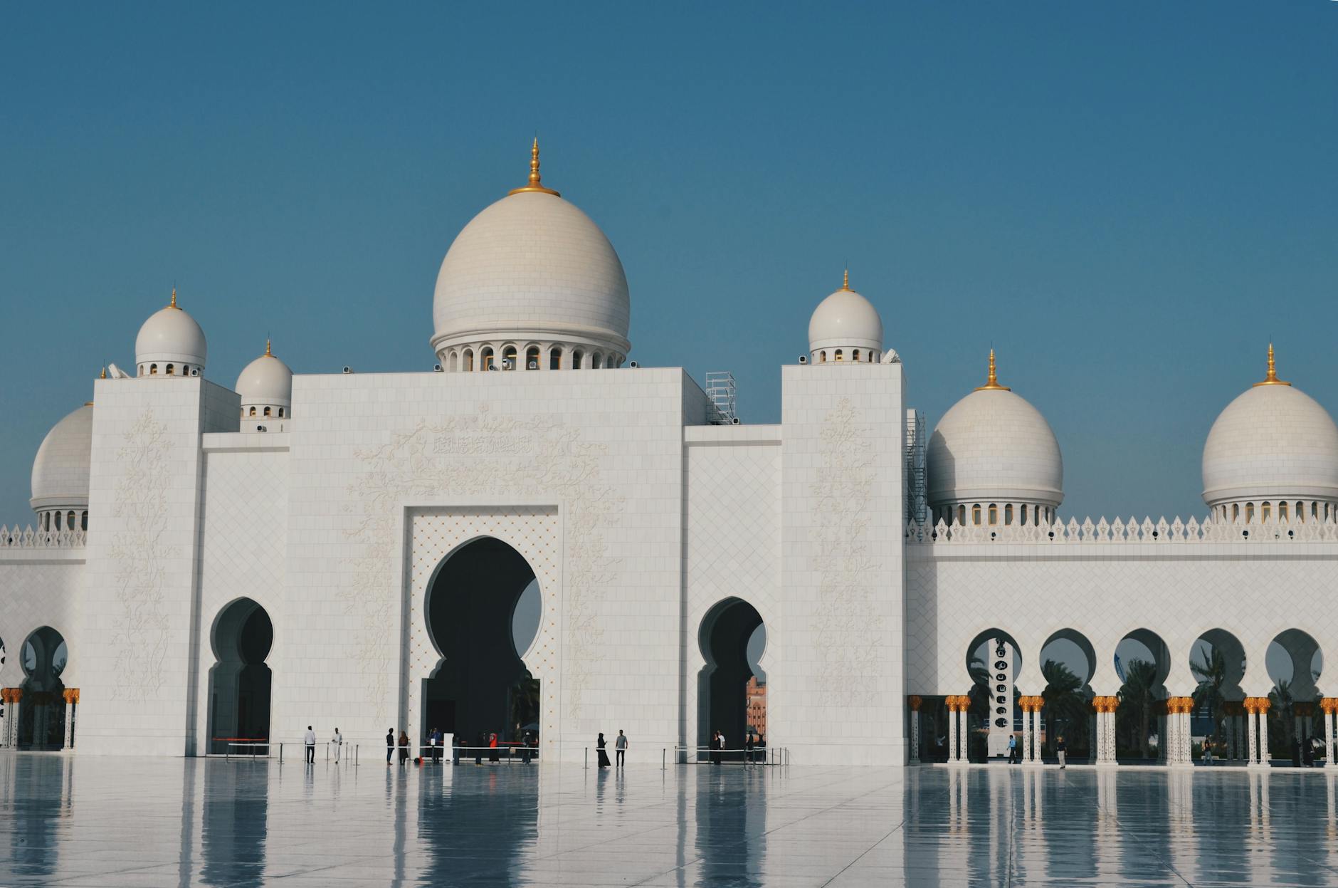 L'histoire de la conversion de Mary Watson, professeur de théologie : De l'obscurité à la lumière vue d'une mosquée dans la ville sur fond de ciel clair